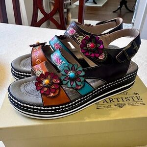 L’ARTISTE Women's Multicolor Sandals Like new condition SZ 8.5.Deep Navy & brown